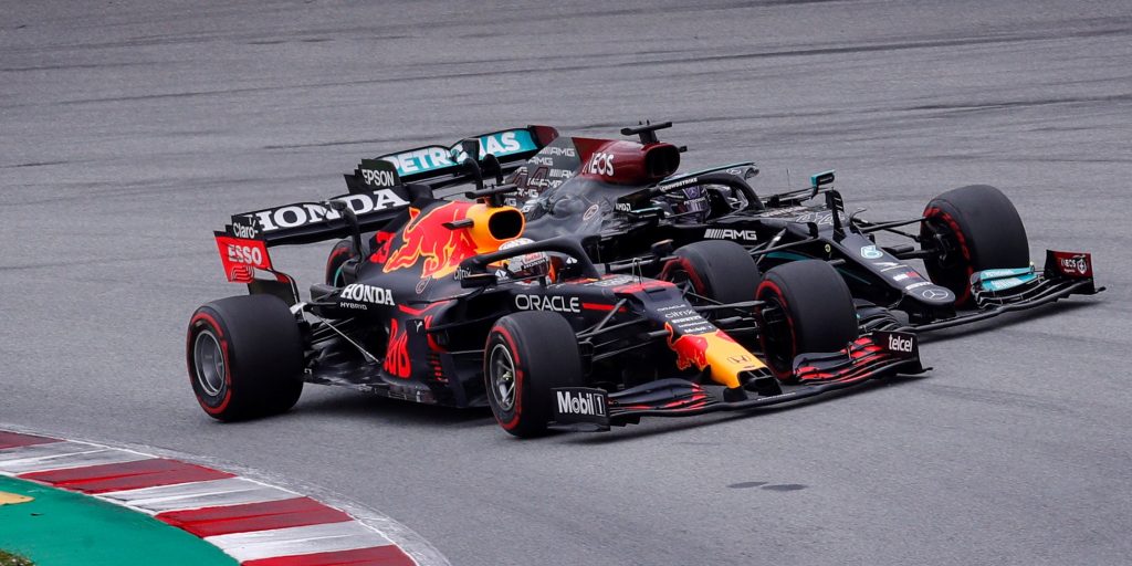 Max Verstappen en Lewis Hamilton in gevecht tijdens de GP van Spanje.