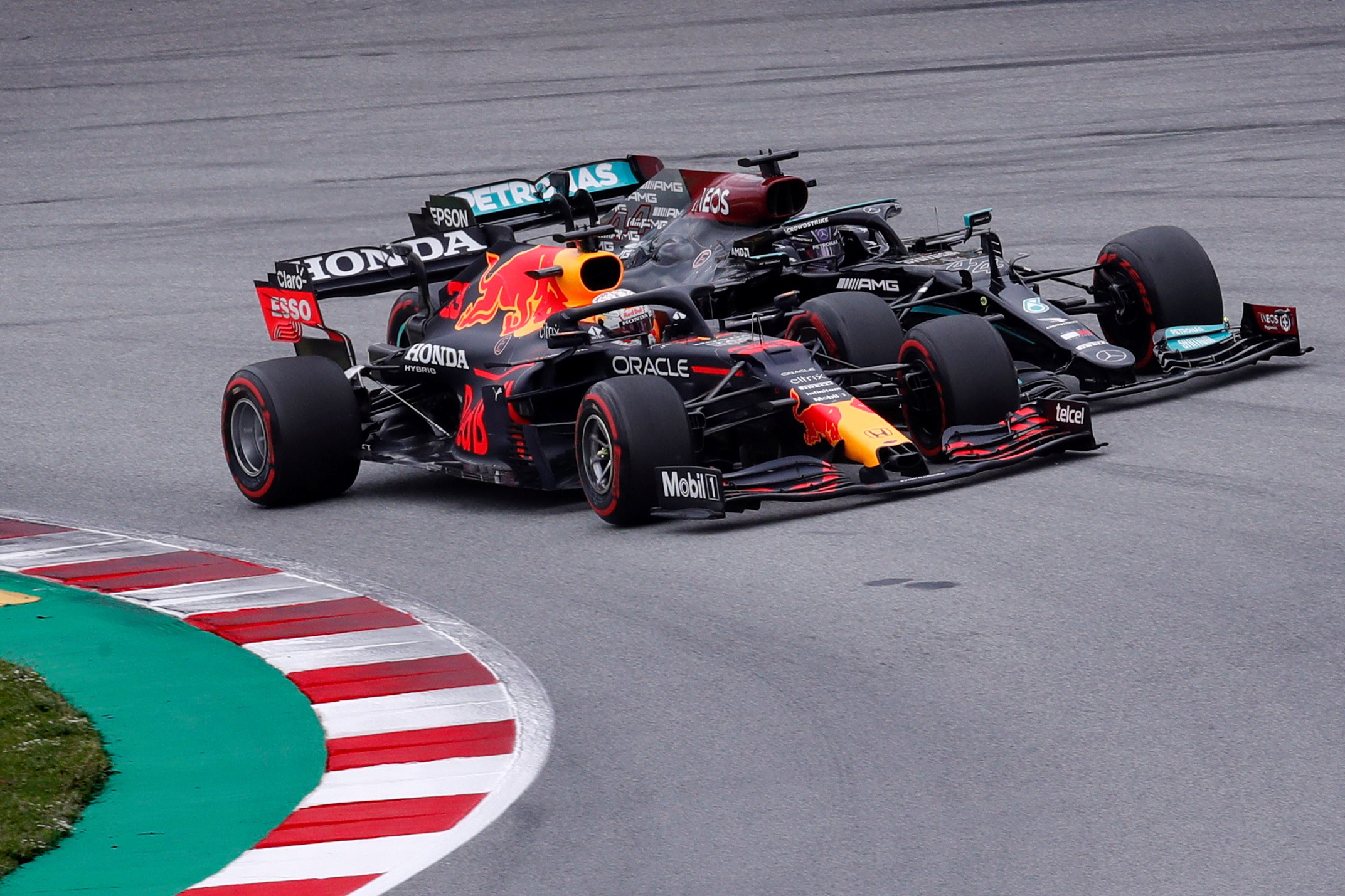 Max Verstappen en Lewis Hamilton in gevecht tijdens de GP van Spanje. Foto: EPA/Alejandro Garcia