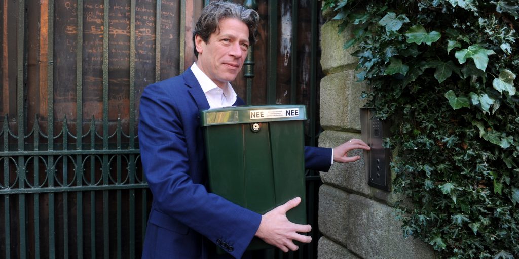 PvdA-Europarlementarier Paul Tang was in 2018 bij het huis van Bono in Ierland, om de Nederlandse brievenbusmaatschappij van de U2-zanger symbolisch terug te bezorgen.