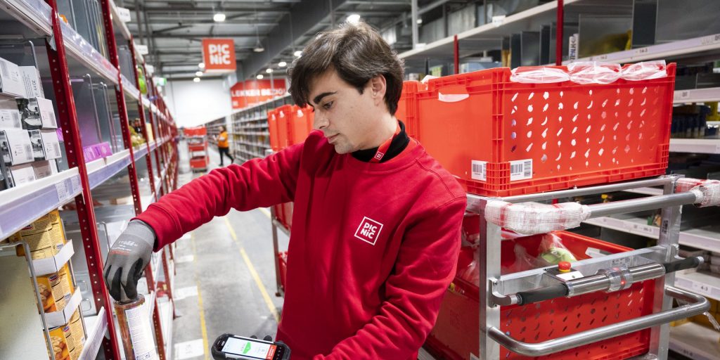 Een medewerker in een distributiecentrum van onlinesupermarkt Picnic.