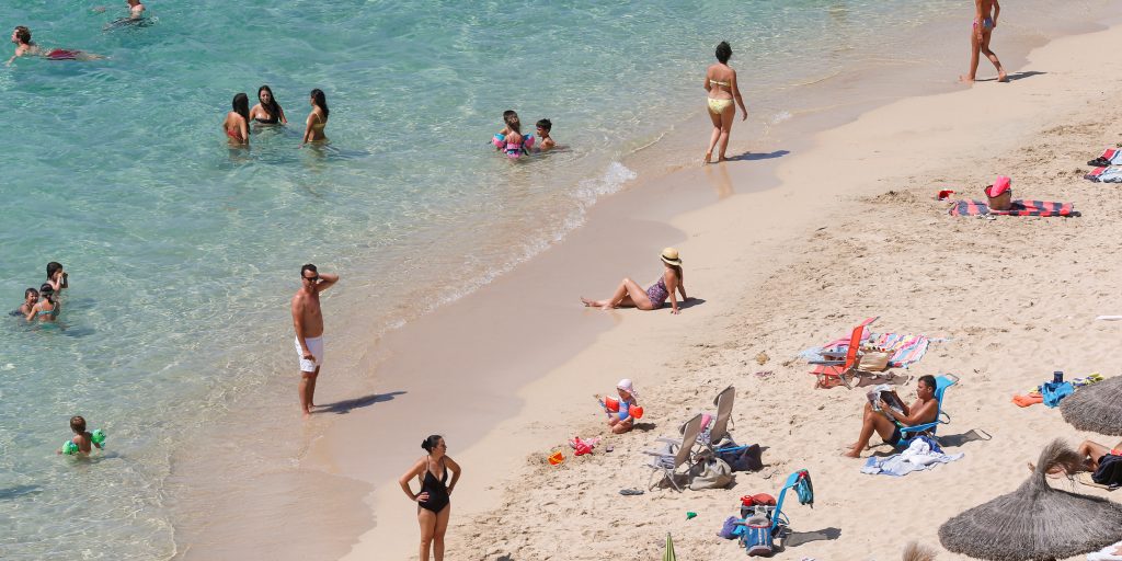 Toeristen op het strand van Mallorca.