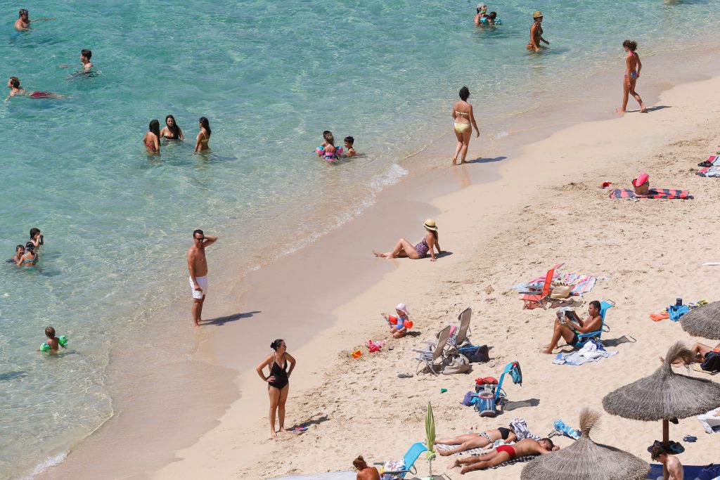 Toeristen op het strand van Mallorca.