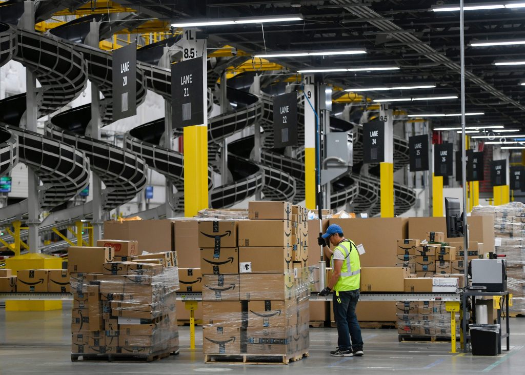 Een distributiecentrum van Amazon.