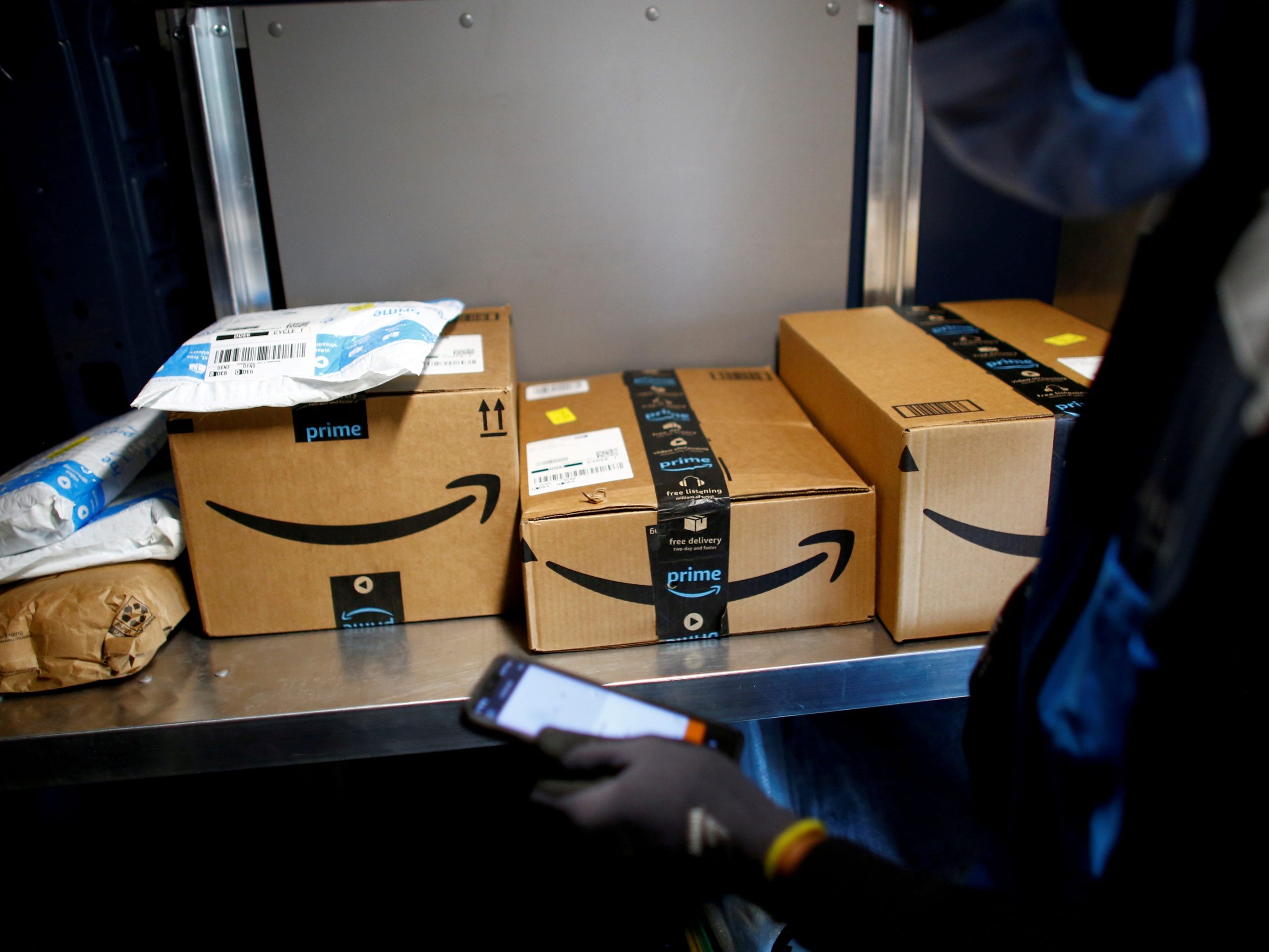 FILE PHOTO: An Amazon worker delivers packages amid the coronavirus disease (COVID-19) outbreak in Denver, Colorado, U.S., April 22, 2020. Picture taken April 22, 2020. REUTERS/Kevin Mohatt/File Photo