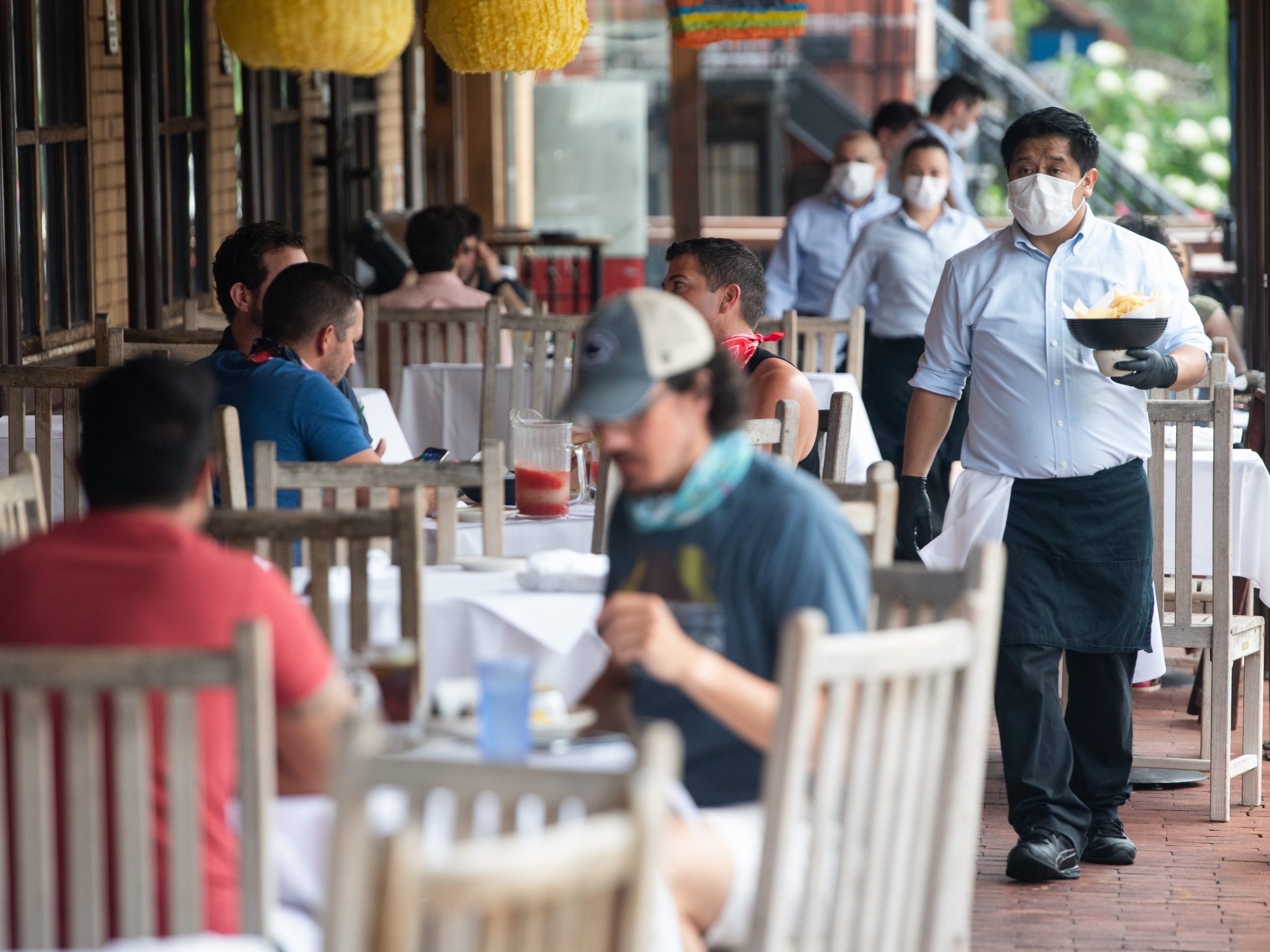 waiter restaurant coronavirus face mask