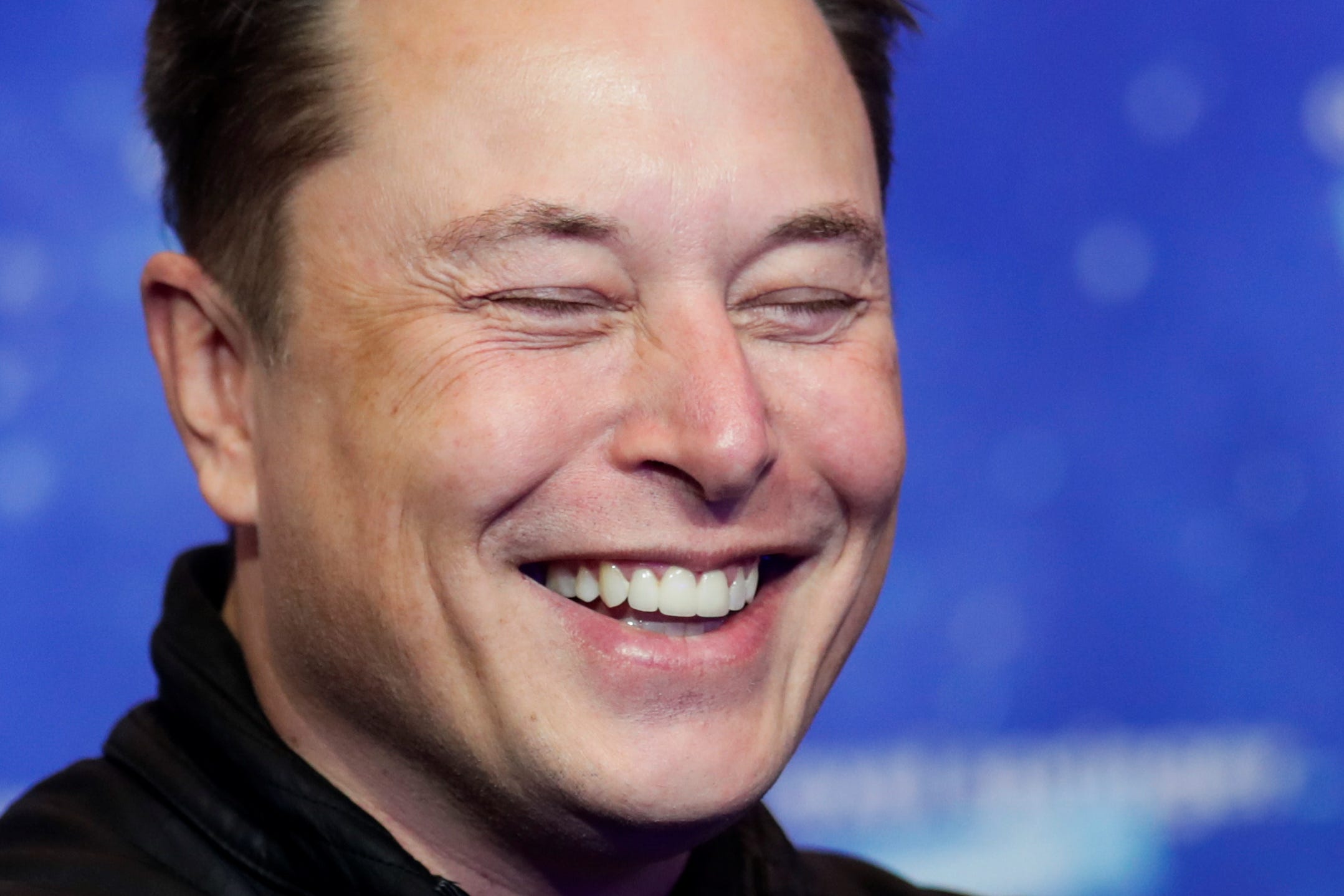 In zijn drukke schema heeft Elon Musk ook nog tijd om af en toe te lachen. Foto Hannibal Hanschke-Pool/Getty Images