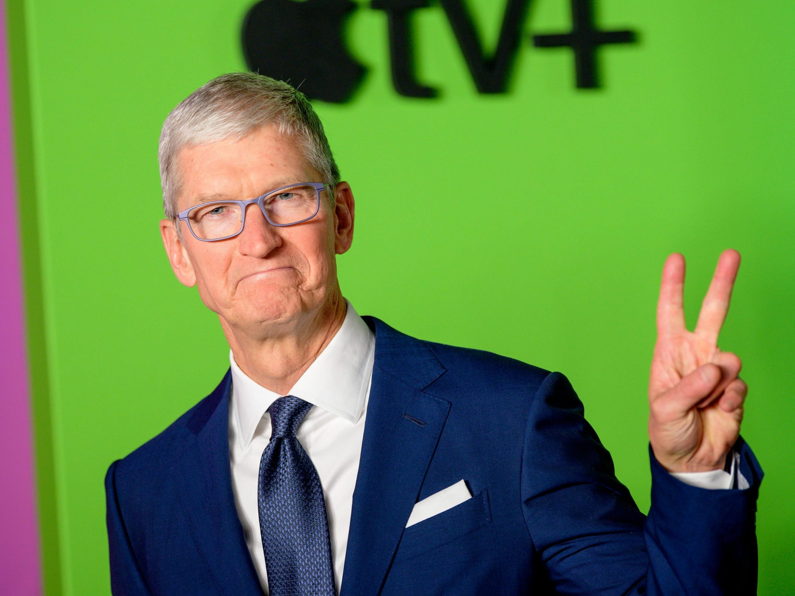 tim cook peace sign