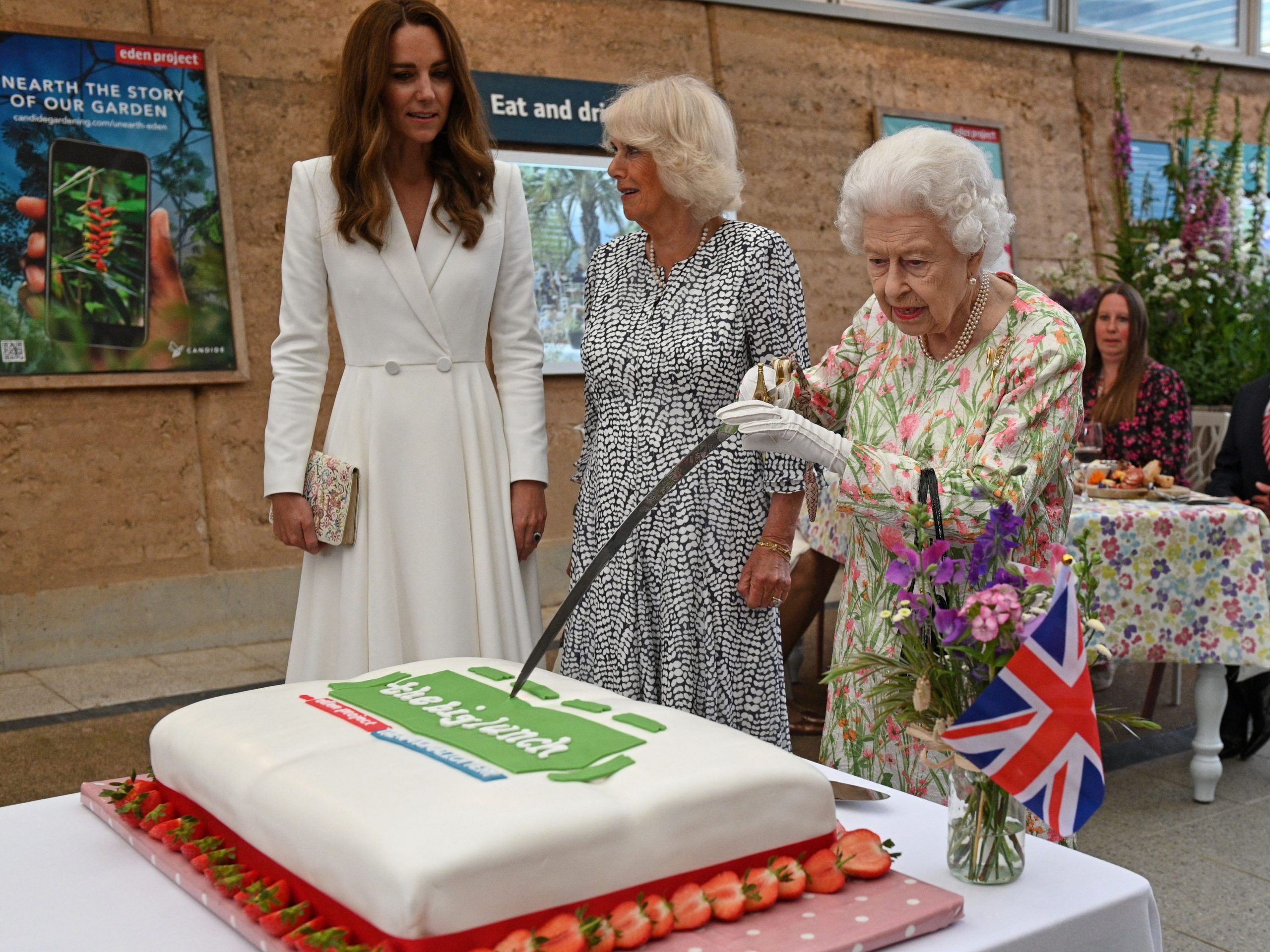 The Queen used a sword to cut a cake