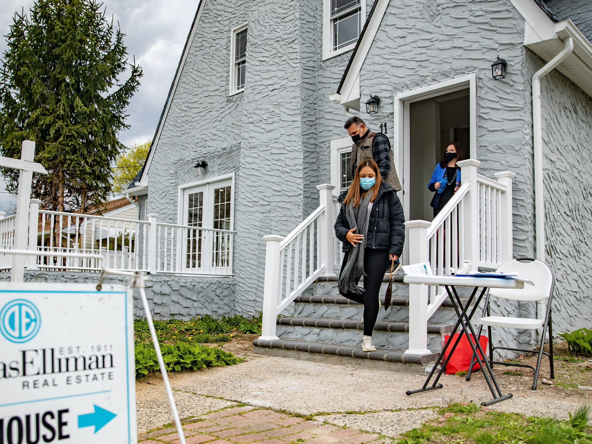 Millennial homebuyers attend open house