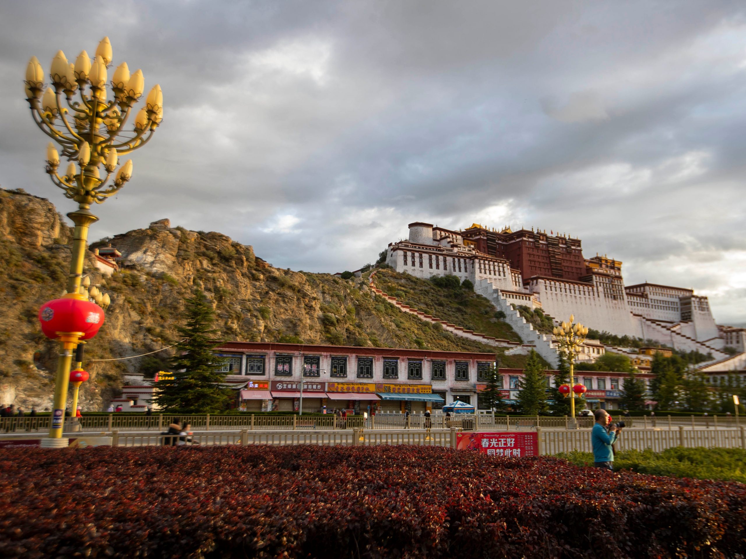LHASA, CHINA - SEPTEMBER 19, 2020 - Visitors take photos of the White Tower in potala Palace Square. Lhasa, Tibet, China, September 19, 2020.- PHOTOGRAPH BY Costfoto / Barcroft Studios / Future Publishing (Photo credit should read Costfoto/Barcroft Media via Getty Images)