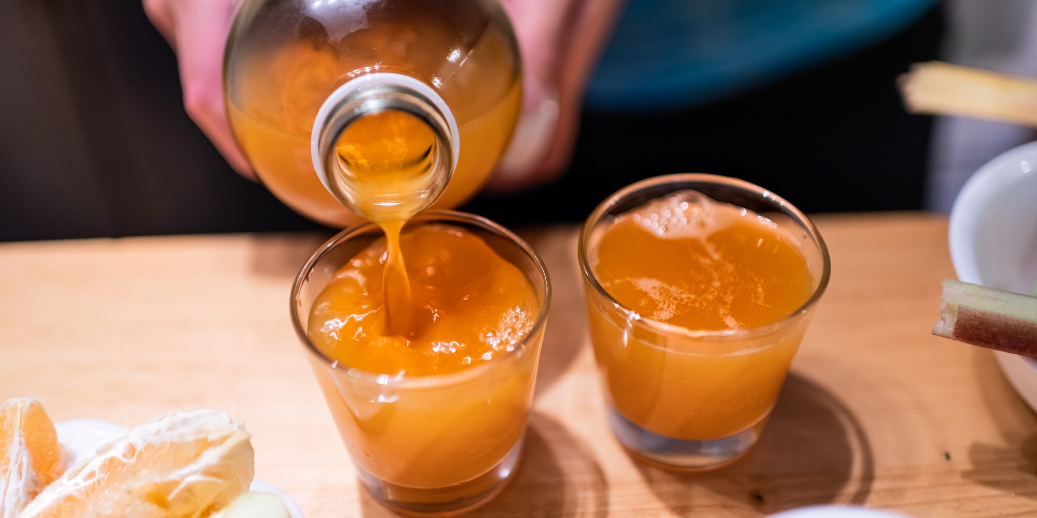 pouring kombucha