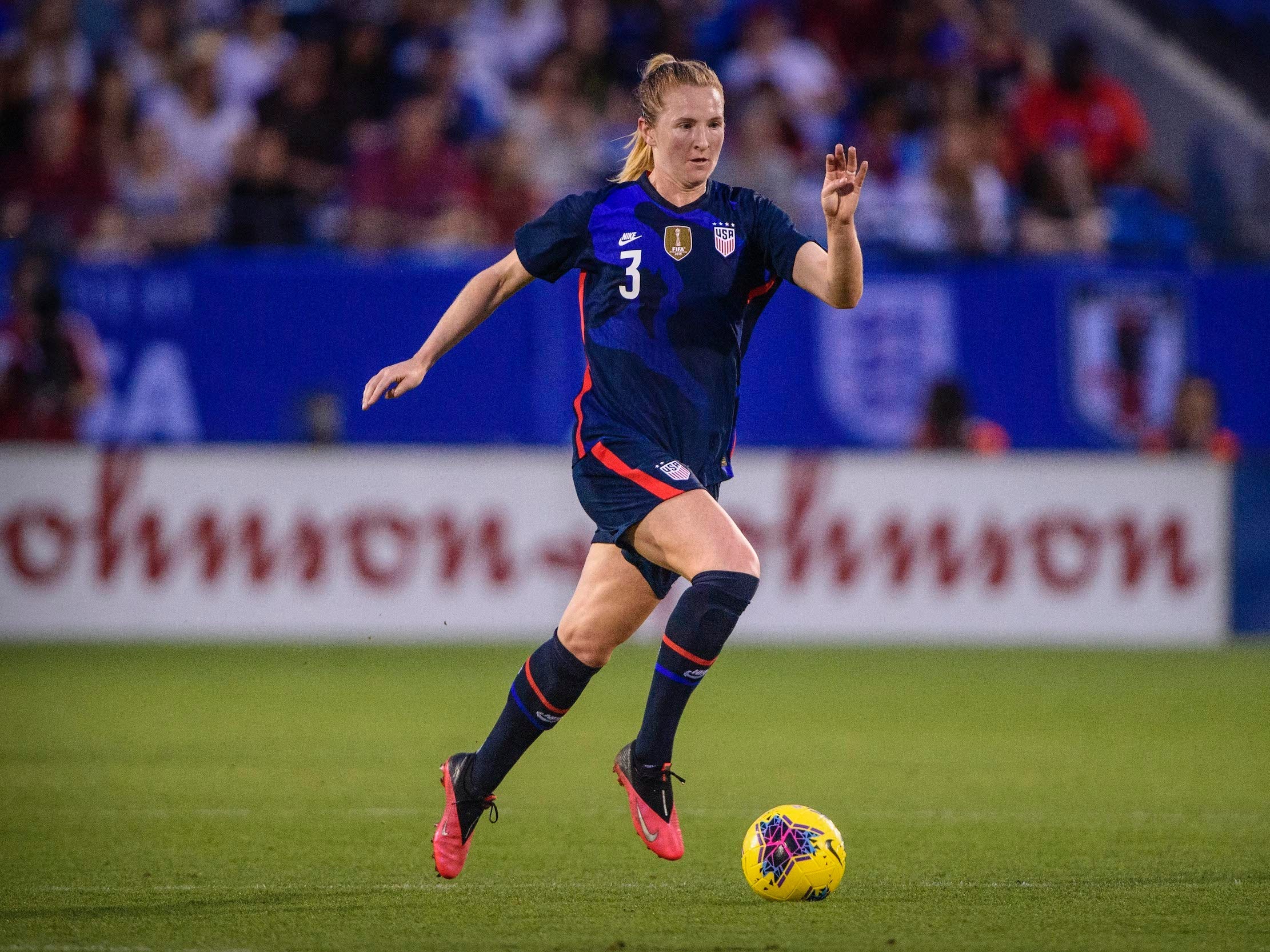 Sam Mewis dribbles the ball for the USWNT.