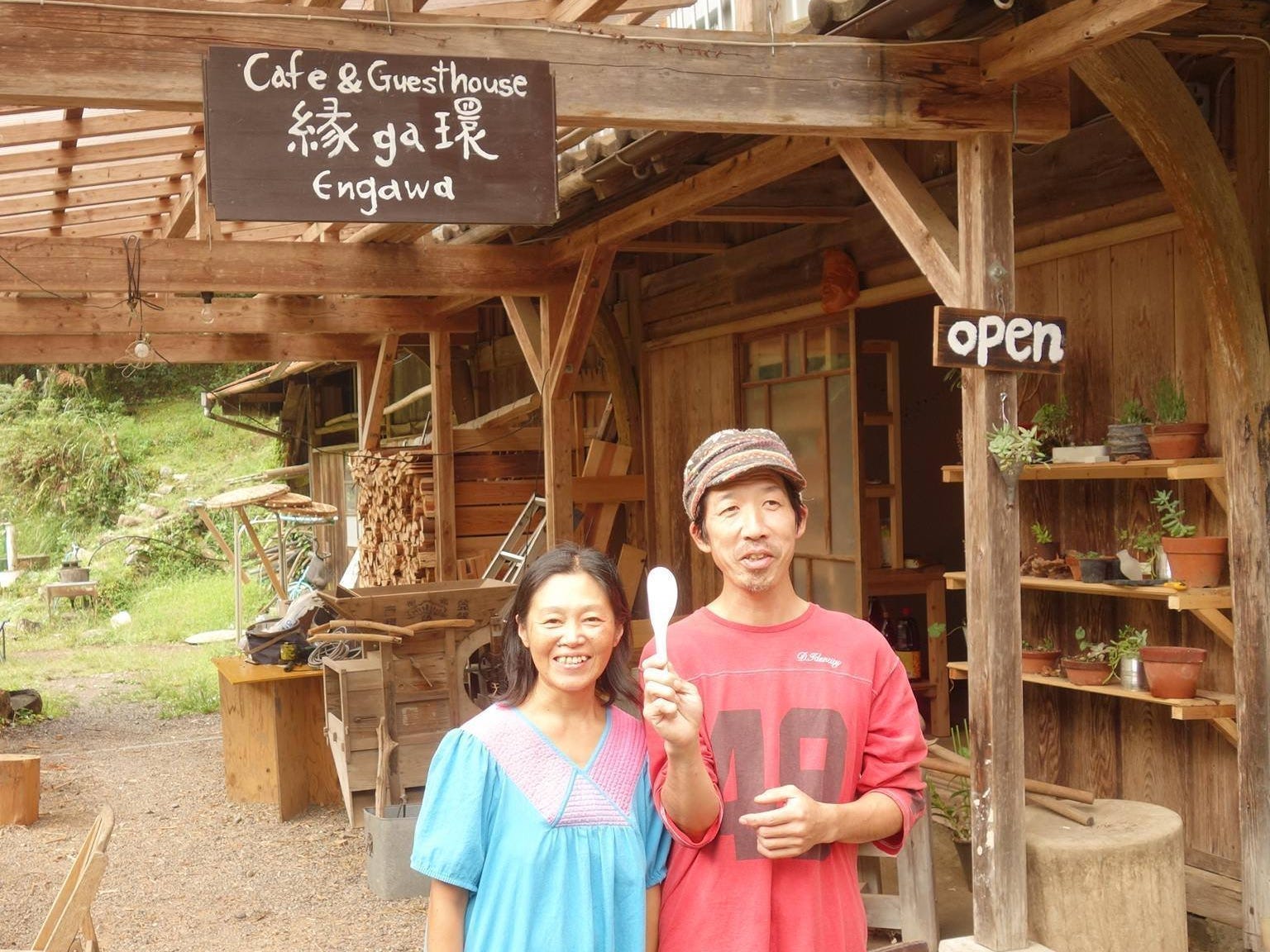 Uchiyama Seichi and his wife in front of their countryside home, where they now run a farm and a cafe.