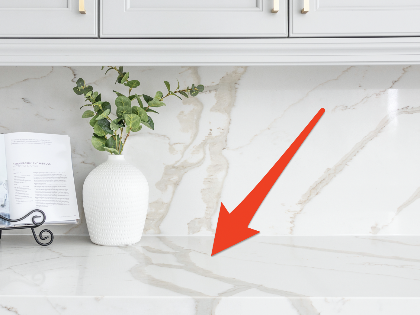 red arrow pointing toward a marble-looking kitchen counter