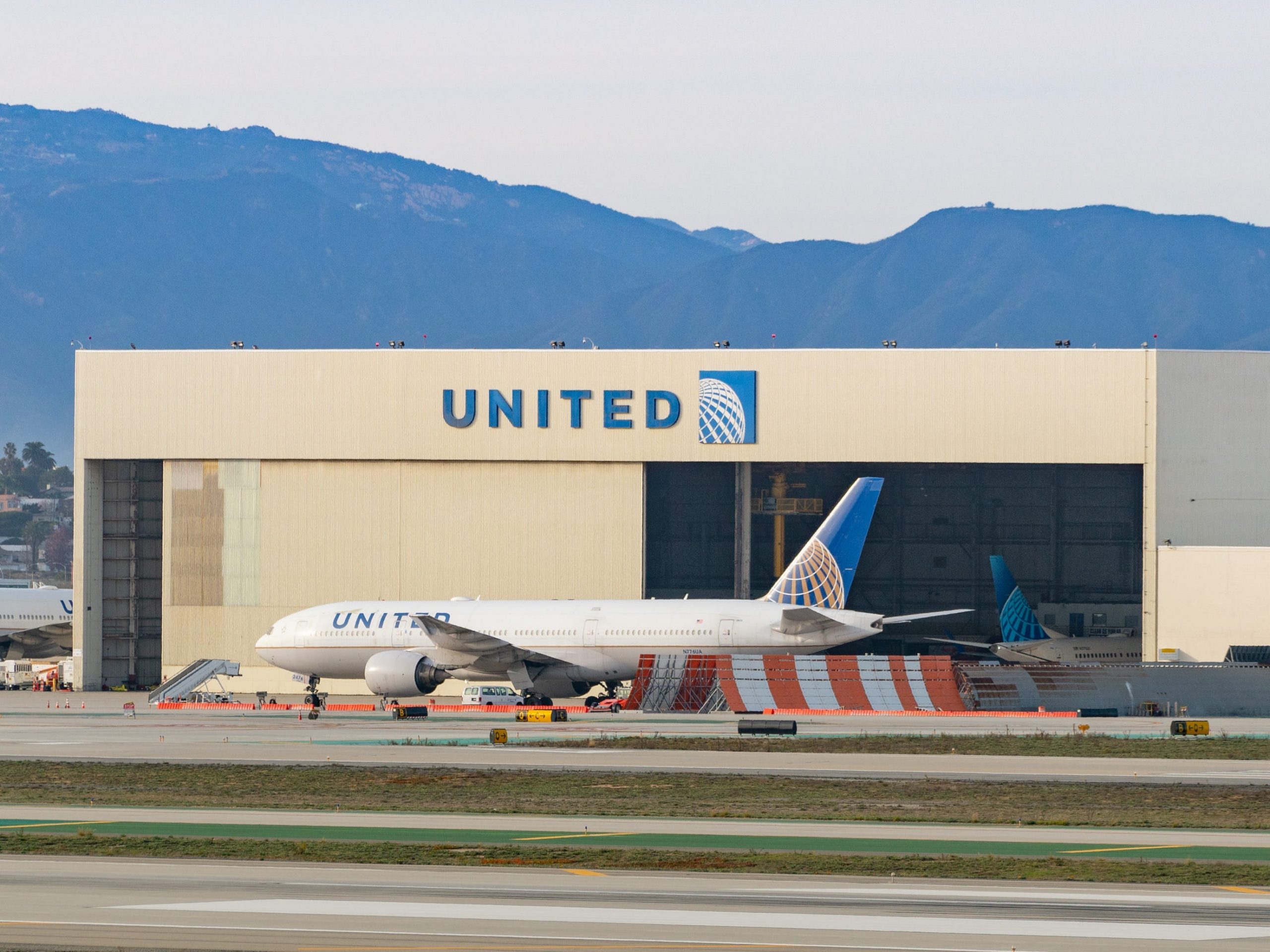 United flight at LAX