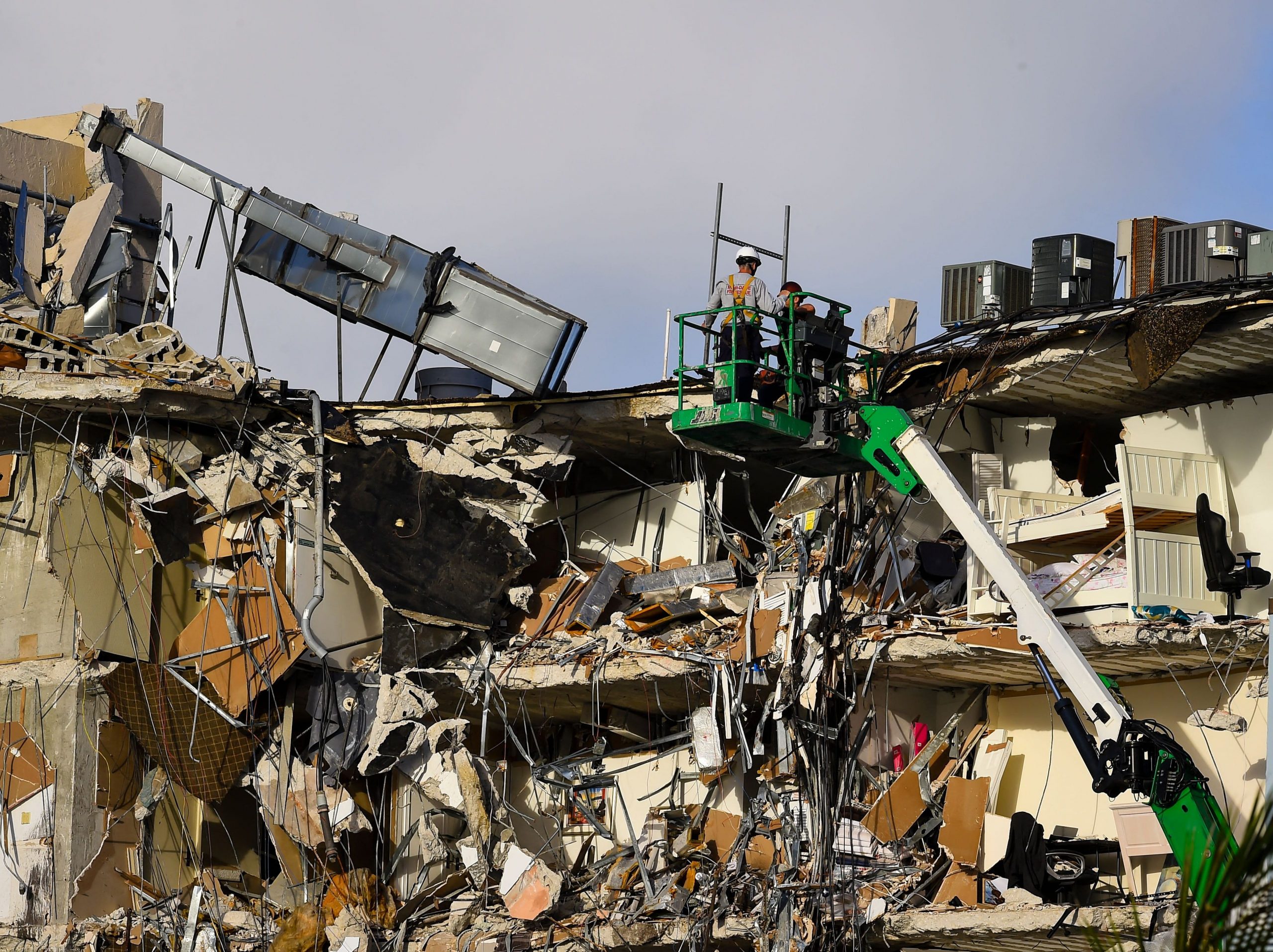 Miami condo complex collapses