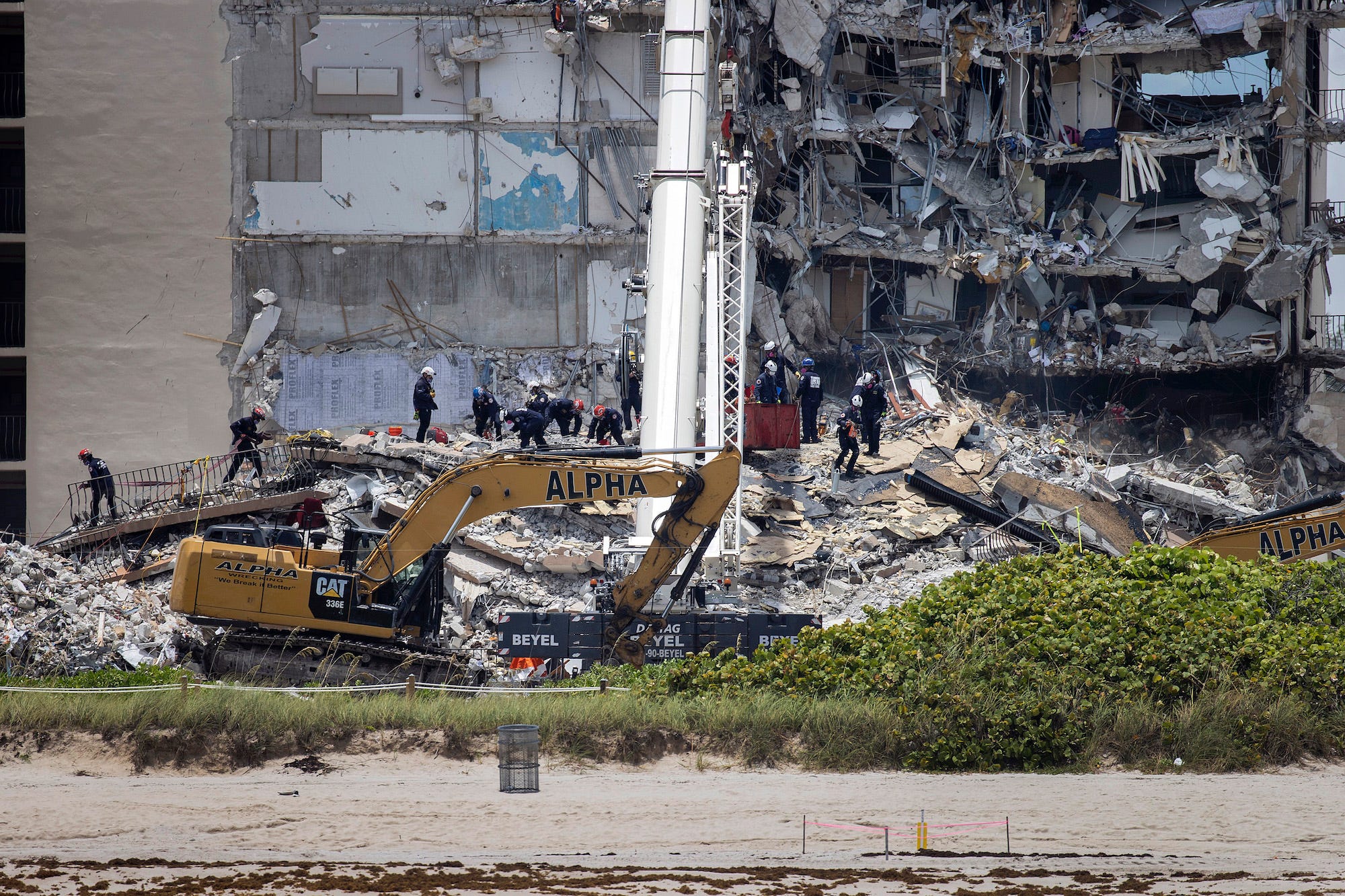 florida building collapse rescue efforts