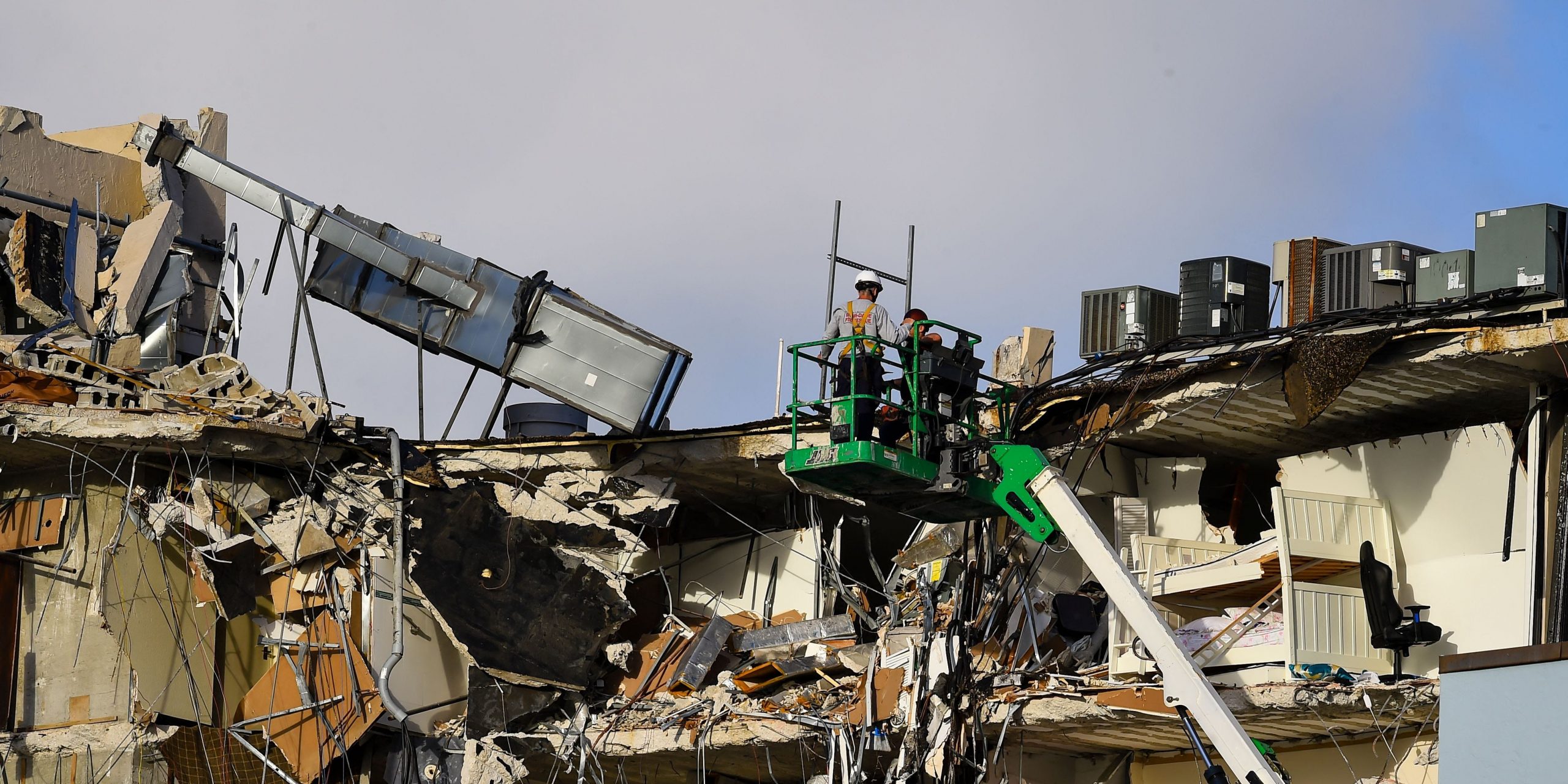 Miami condo complex collapses