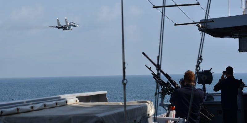 A Russian fighter jet flying past the HNLMS Eversten in the Black Sea