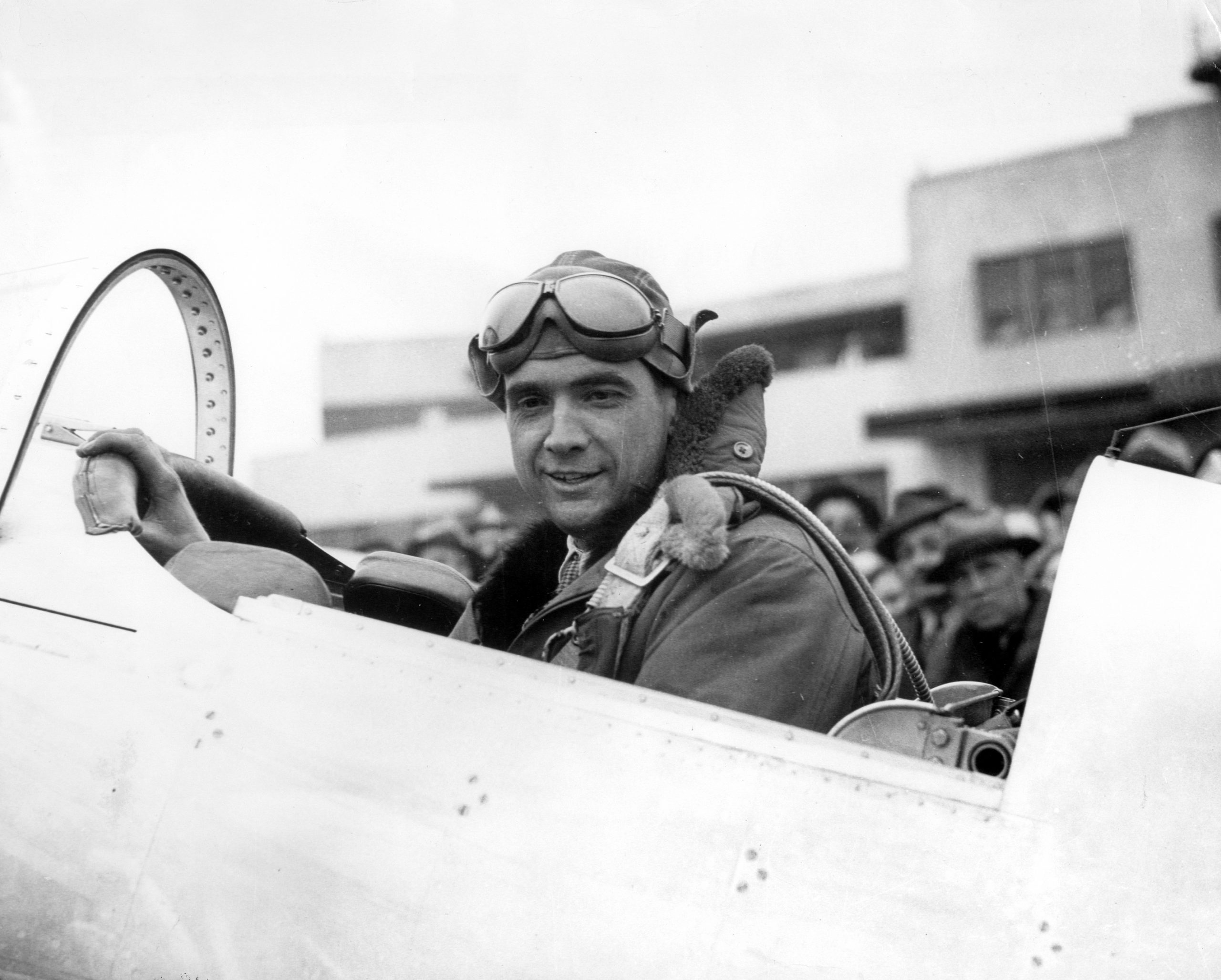 Howard Hughes in de cockpit van een record brekend eenmotorig vliegtuig in januari 1937. Foto: ANP