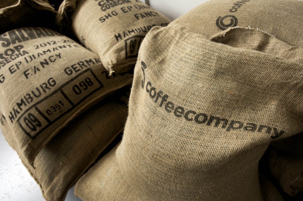 Zakken met koffiebonen in de eigen koffiebranderij van de Coffeecompany.