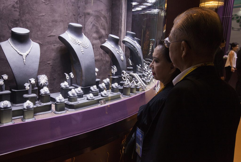 Bezoekers bekijken tentoongestelde diamanten bij de Hong Kong Jewelry and Gem Fair 2018.