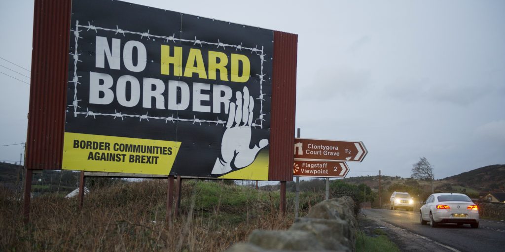 Een protestbord bij Newry in Noord-Ierland.