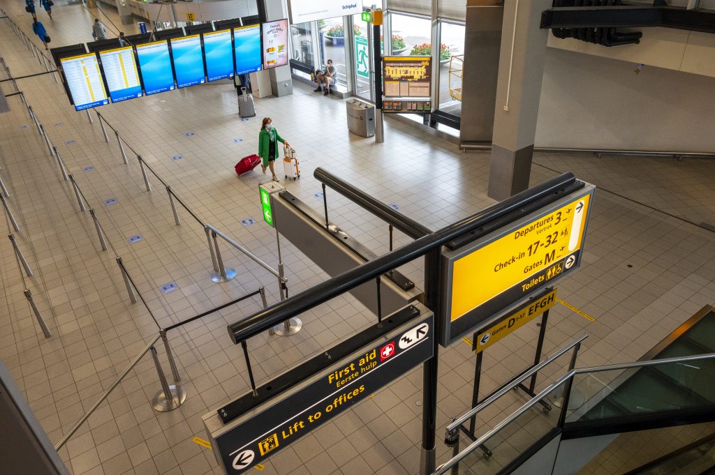 Reizigers op luchthaven Schiphol in mei 2021.