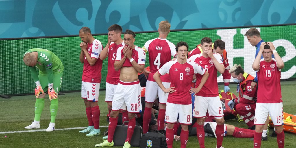 De Deense spelers vormen een haag rondom Eriksen.