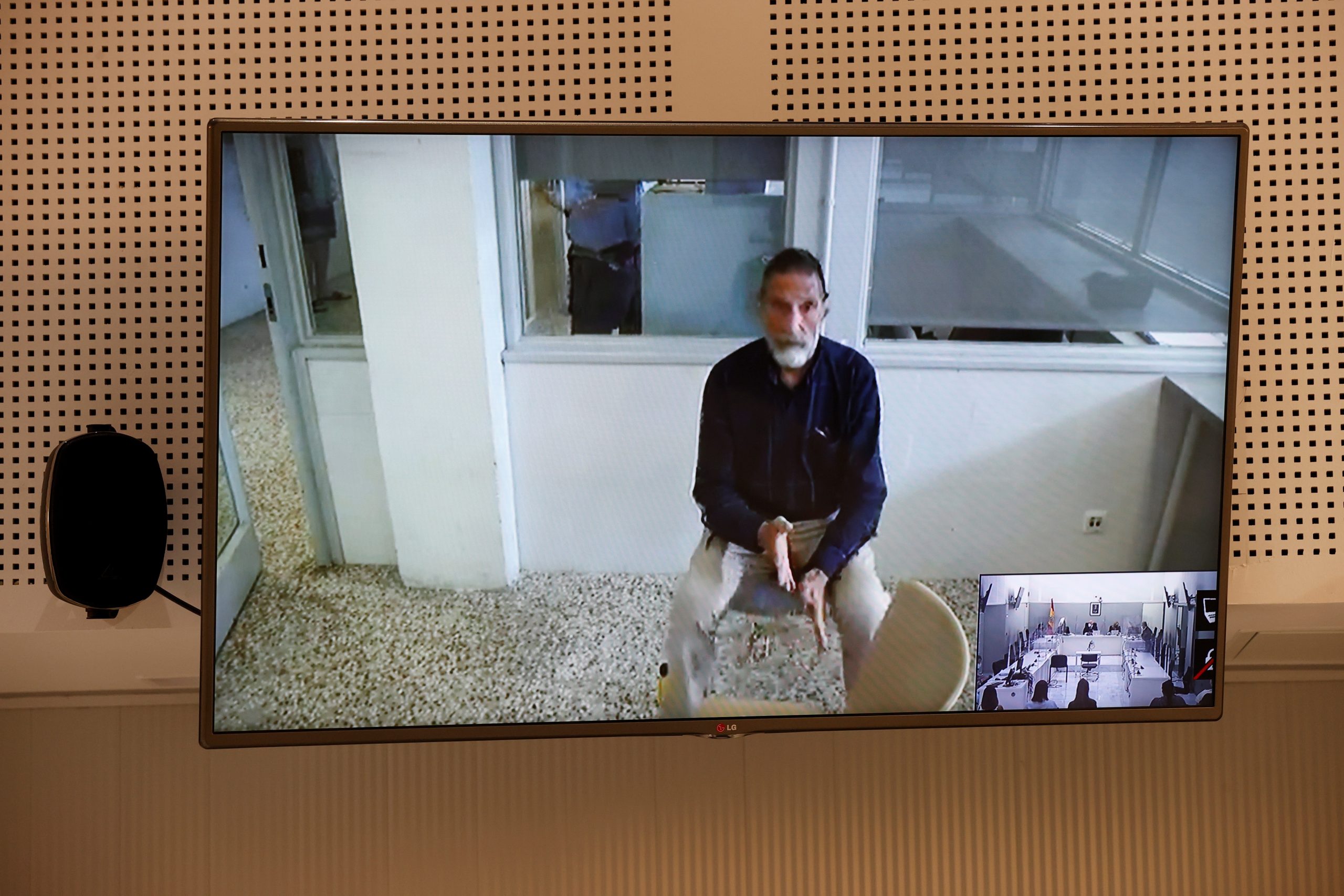 John McAfee woont via een videoverbinding de rechtszaak in Madrid over zijn uitlevering aan de Verenigde Staten bij. Foto: EPA/Chema Moya