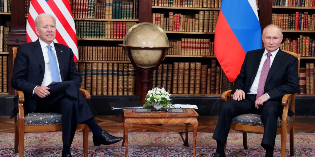 Joe Biden (l) en Vladimir Poetin (r).