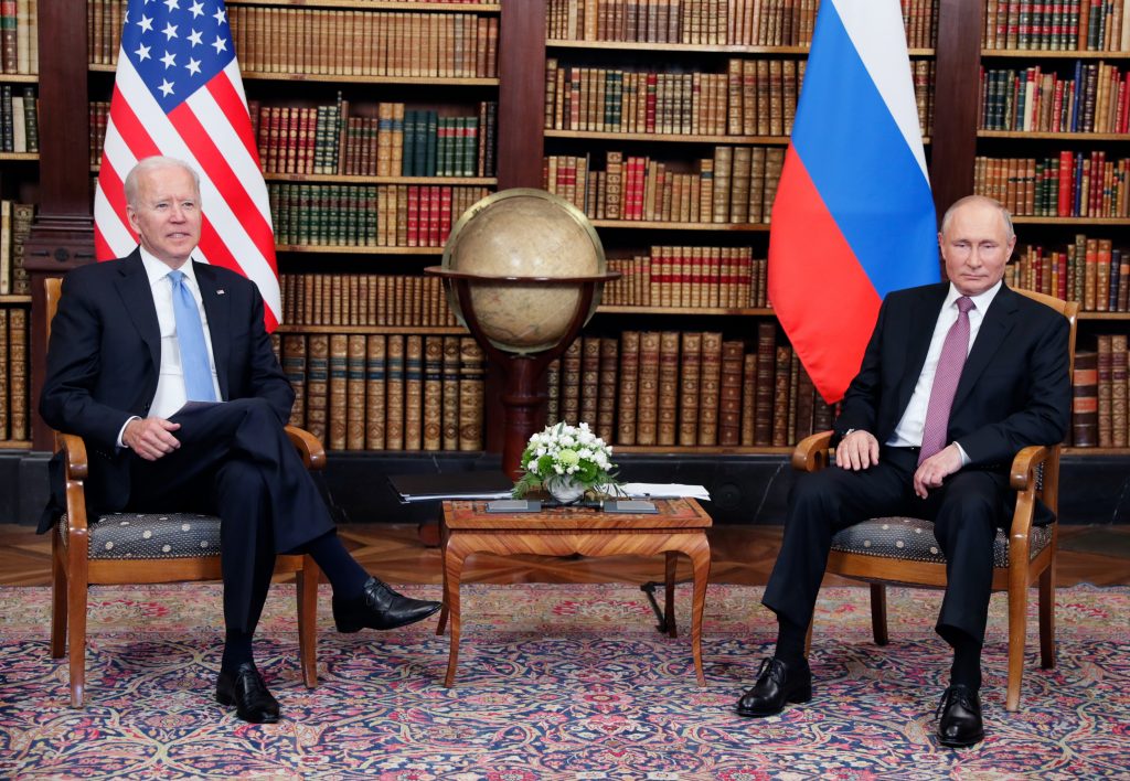 Joe Biden (l) en Vladimir Poetin (r).