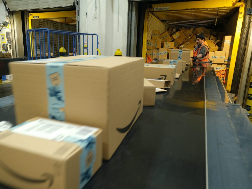Een vrachtwagen wordt geladen in een Duits Amazon-verpakkingscentrum.
