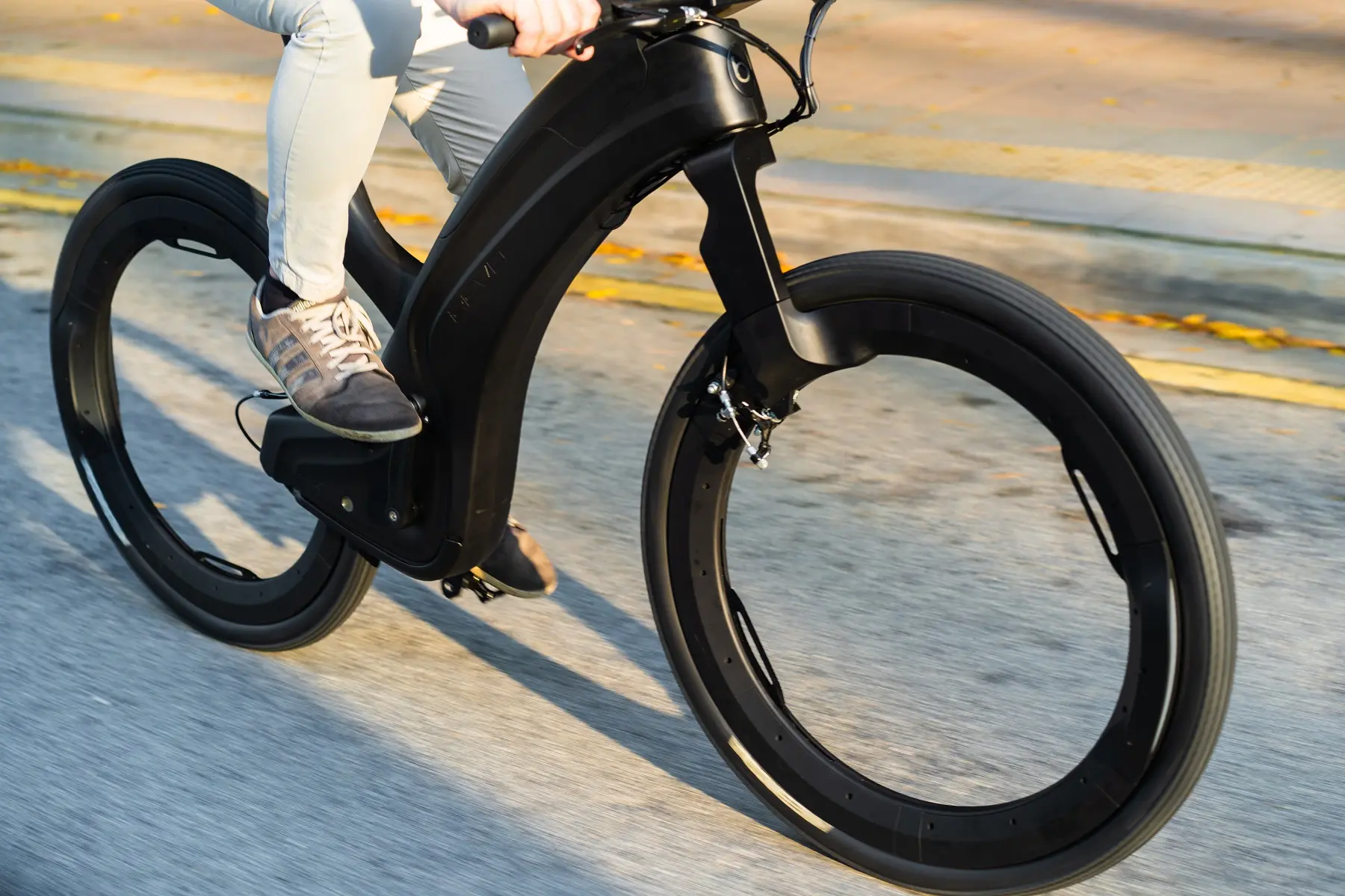 Klant rol klein 5 e-bikes waarmee je opvalt, waaronder een futuristisch, spaakloos model