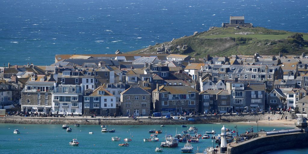 Carbis Bay heeft zo'n 3.500 inwoners.