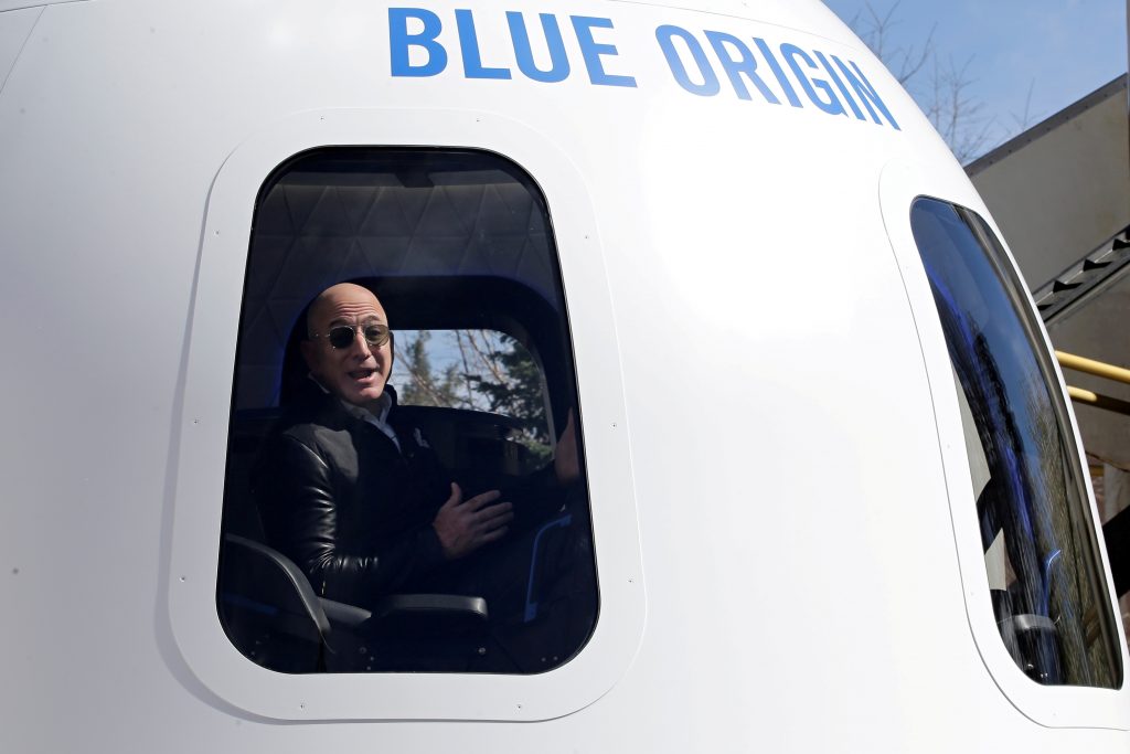 Jeff Bezos in de Crew Capsule van zijn ruimtevaartbedrijf Blue Origin.