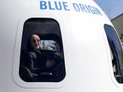 Jeff Bezos in de Crew Capsule van zijn ruimtevaartbedrijf Blue Origin.