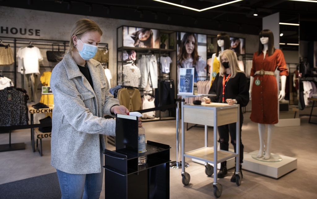Draagster van een mondkapje in een winkel