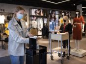 Draagster van een mondkapje in een winkel