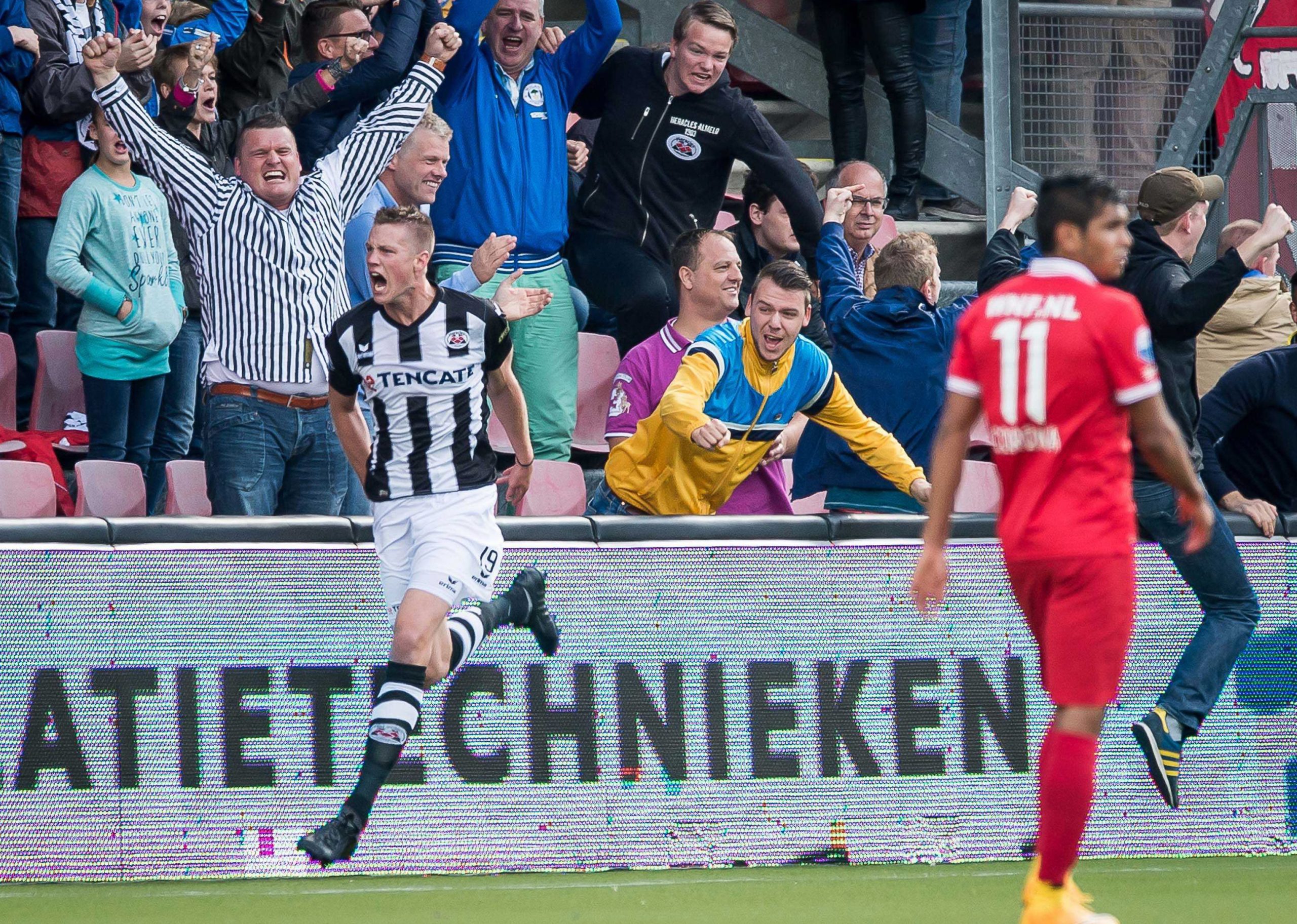 Wout Weghorst viert een doelpunt van Heracles in 2014. Foto: ANP/Ronald Bonestroo
