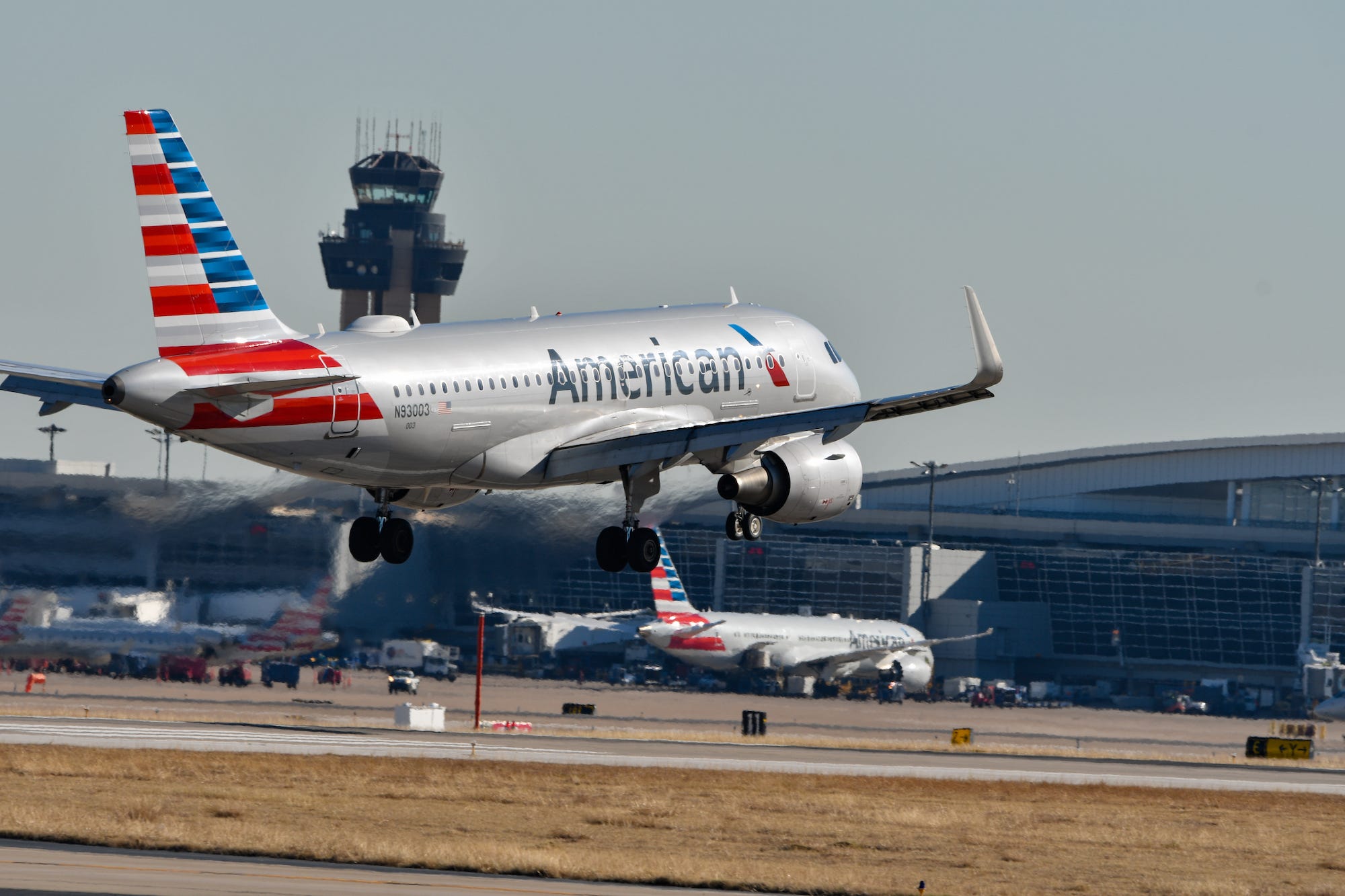 Watch American Airlines passengers all put their hands on their heads ...