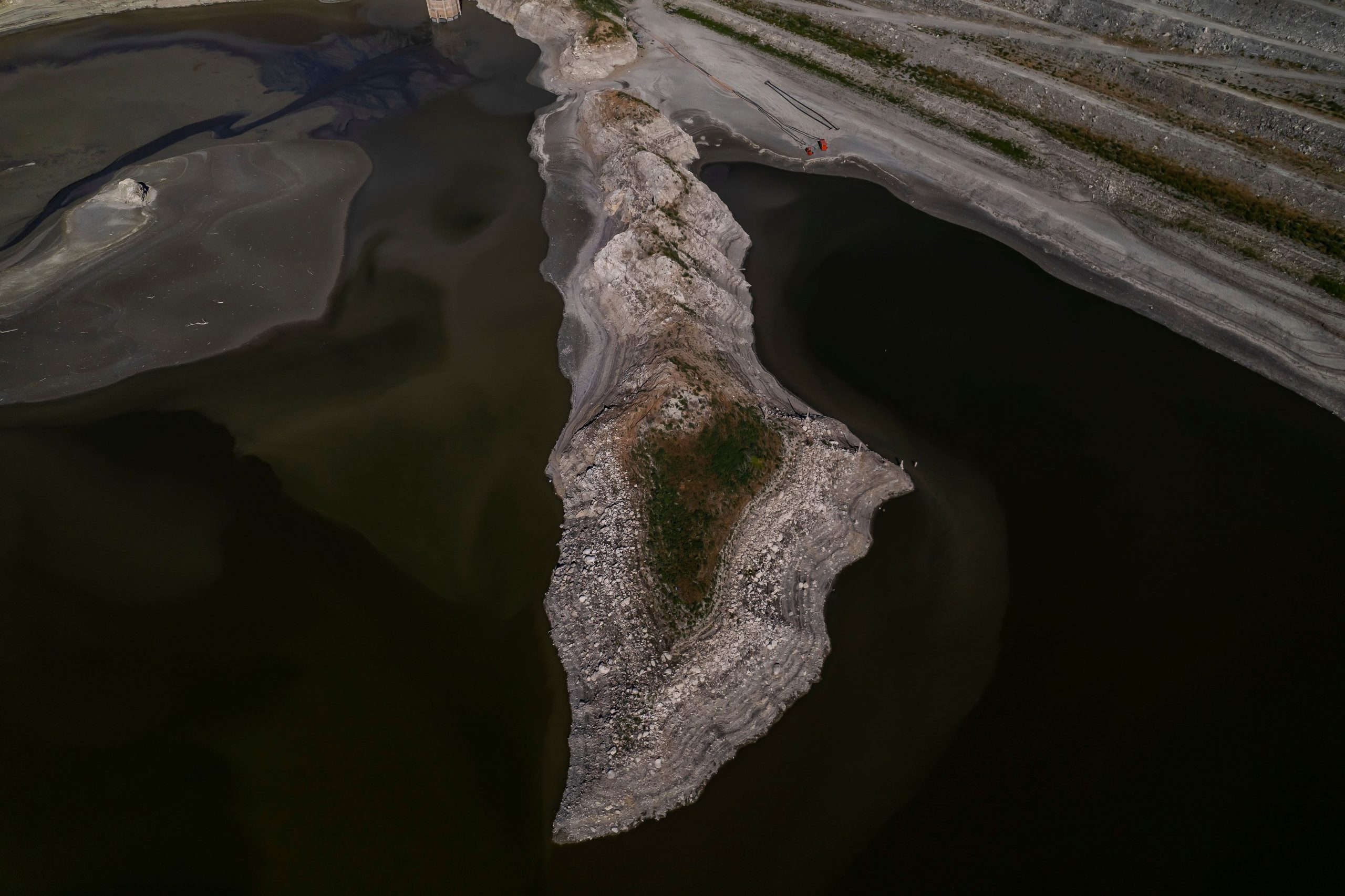 An aerial view shows the bottom of the reservoir.