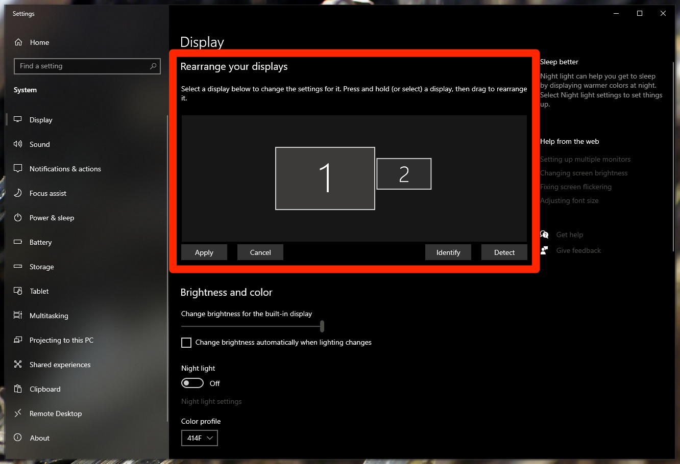 A Windows 10 Display Settings menu, with the options for rearranging your screens highlighted.