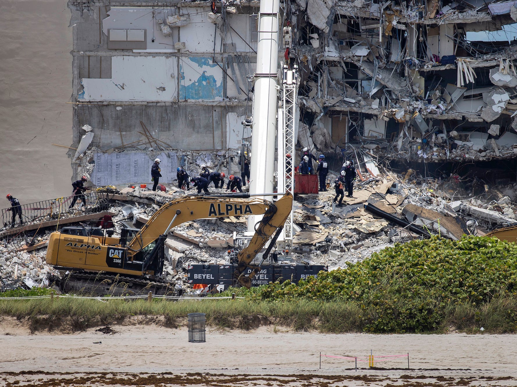 florida building collapse rescue efforts