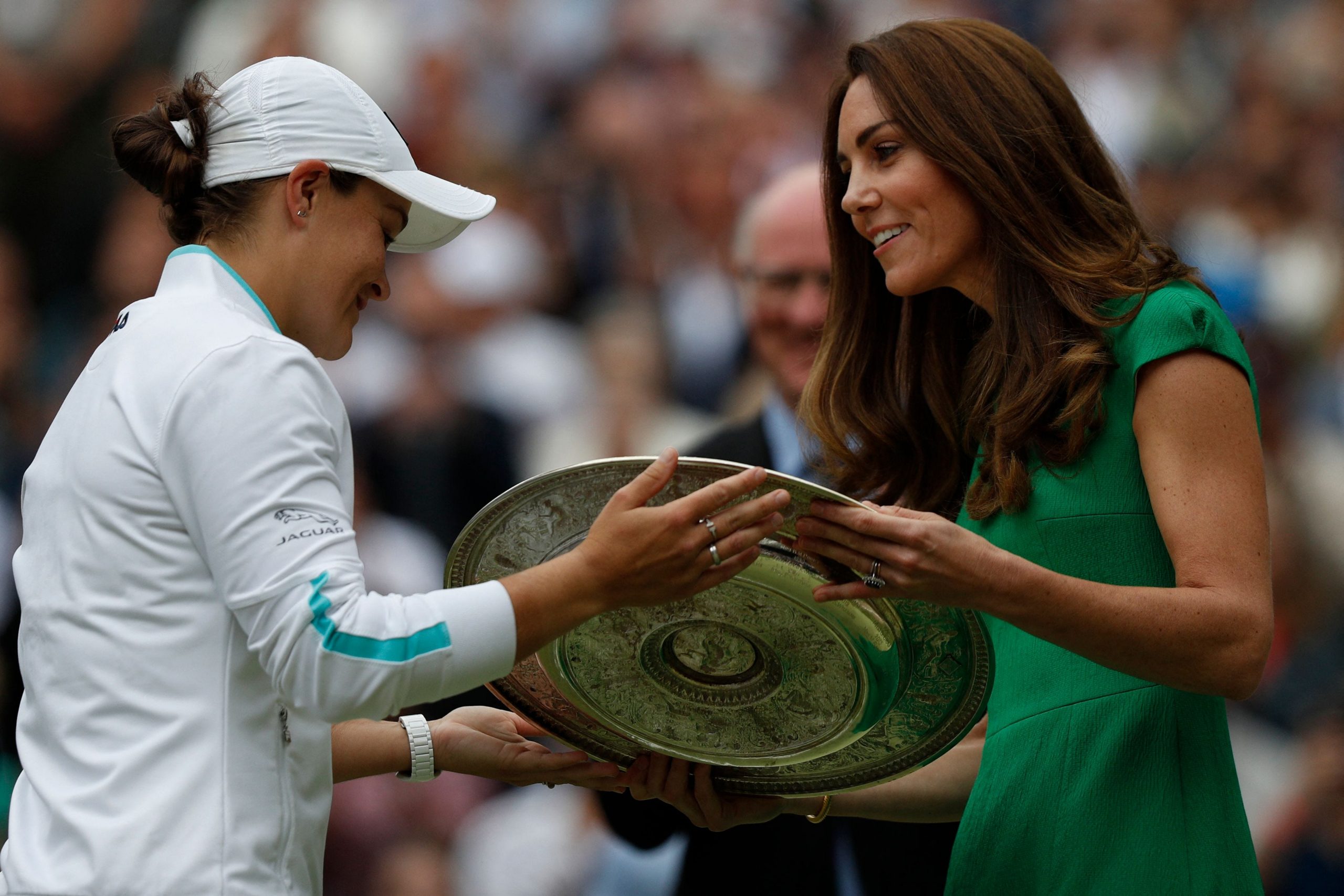 Kate Middleton gives Australian tennis player Ashleigh Barty  the trophy at the Wimbledon women's final.