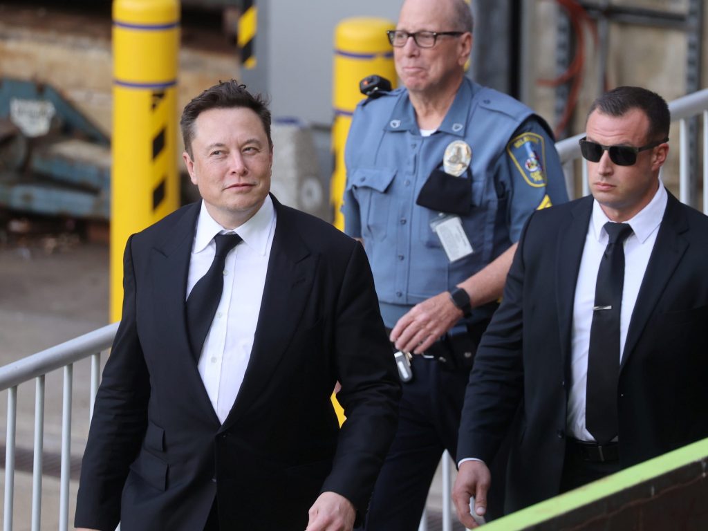 Tesla-topman Elon Musk maandag bij aankomst bij de rechtbank in Delaware.