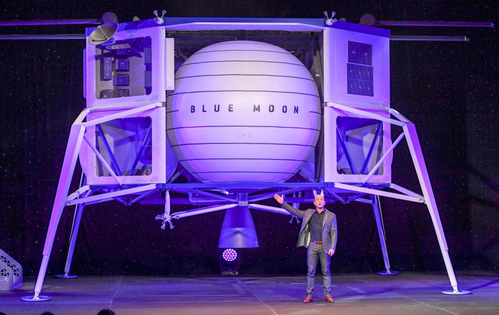 Jeff Bezos onthulde de maanlander Blue Moon in mei 2019.