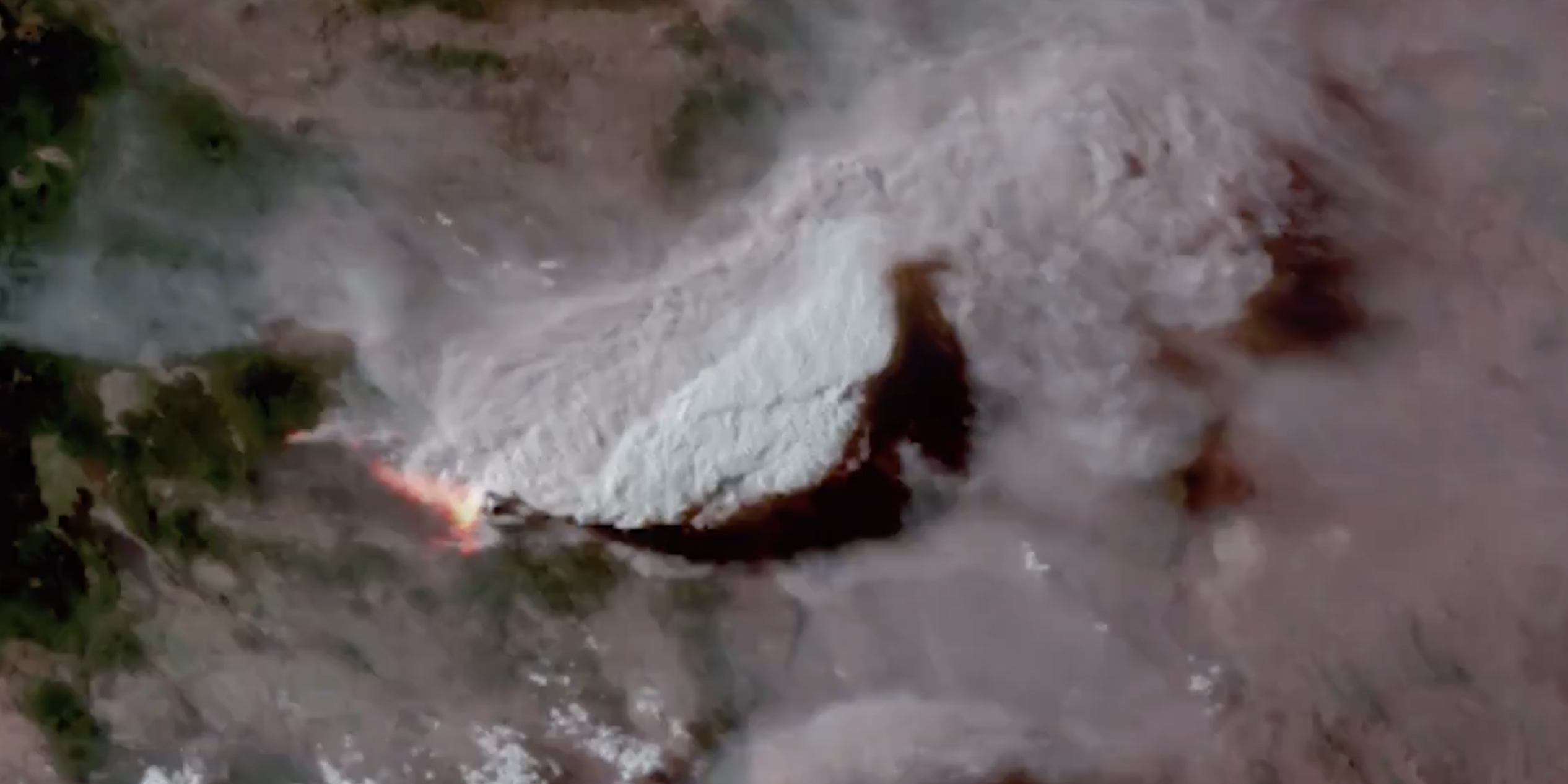 NOAA satellite images show the Bootleg Fire in Oregon.