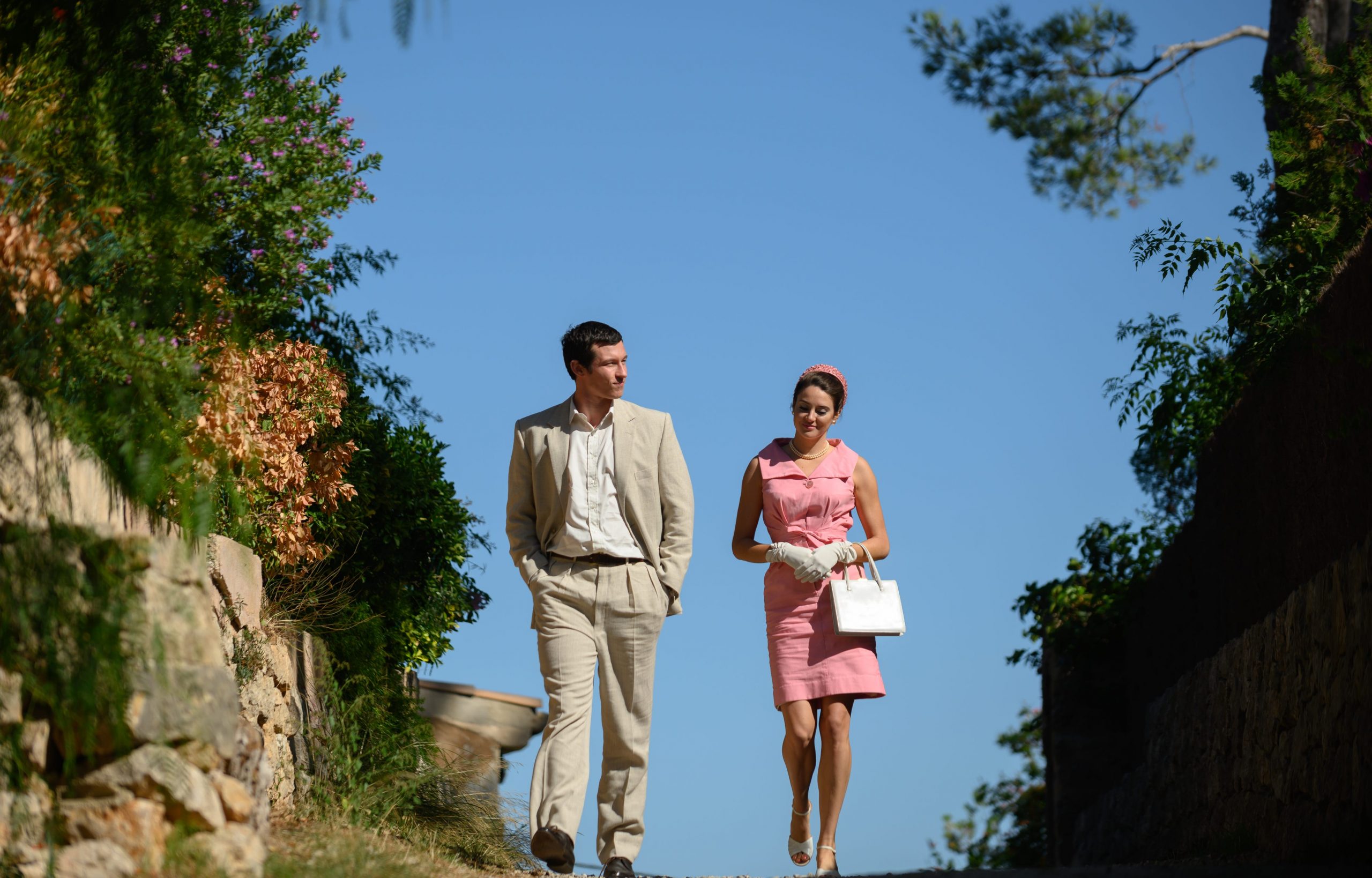 the last letter from your lover callum turner and shailene woodley on a walk