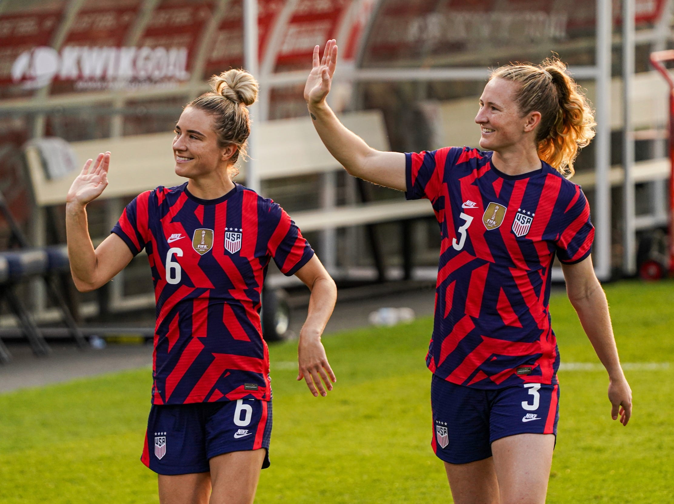 Sam and Kristie Mewis wave to the crowd.